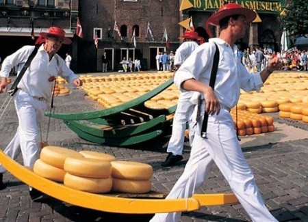 Alkmaar cheese market 560x360.jpg_560x350