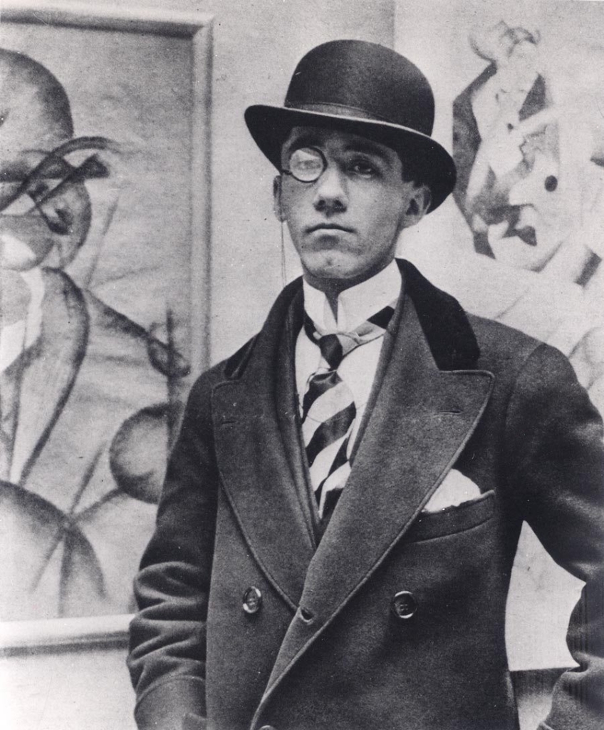 Ritratto-fotografico-di-Gino-Severini-accanto-allAutoritratto-del-1913