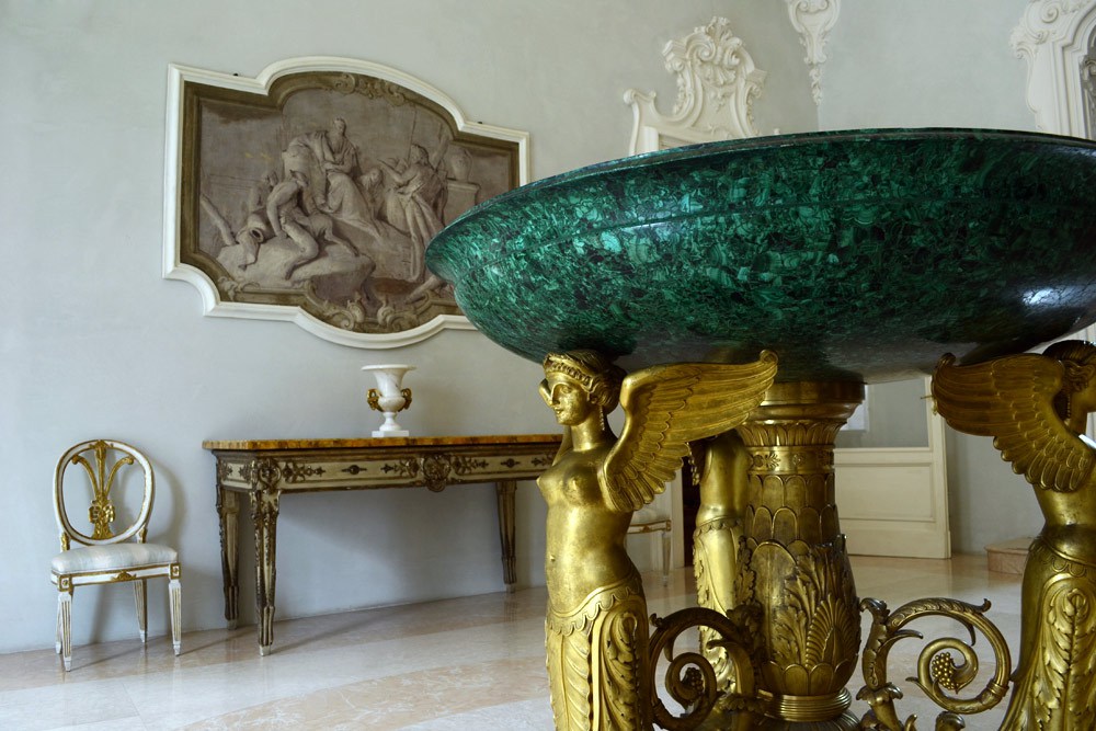 Fondazione-Magnani-Rocca.-Latrio-dingresso-con-la-coppa-in-malachite-e-bronzo-dorato-di-Thomire