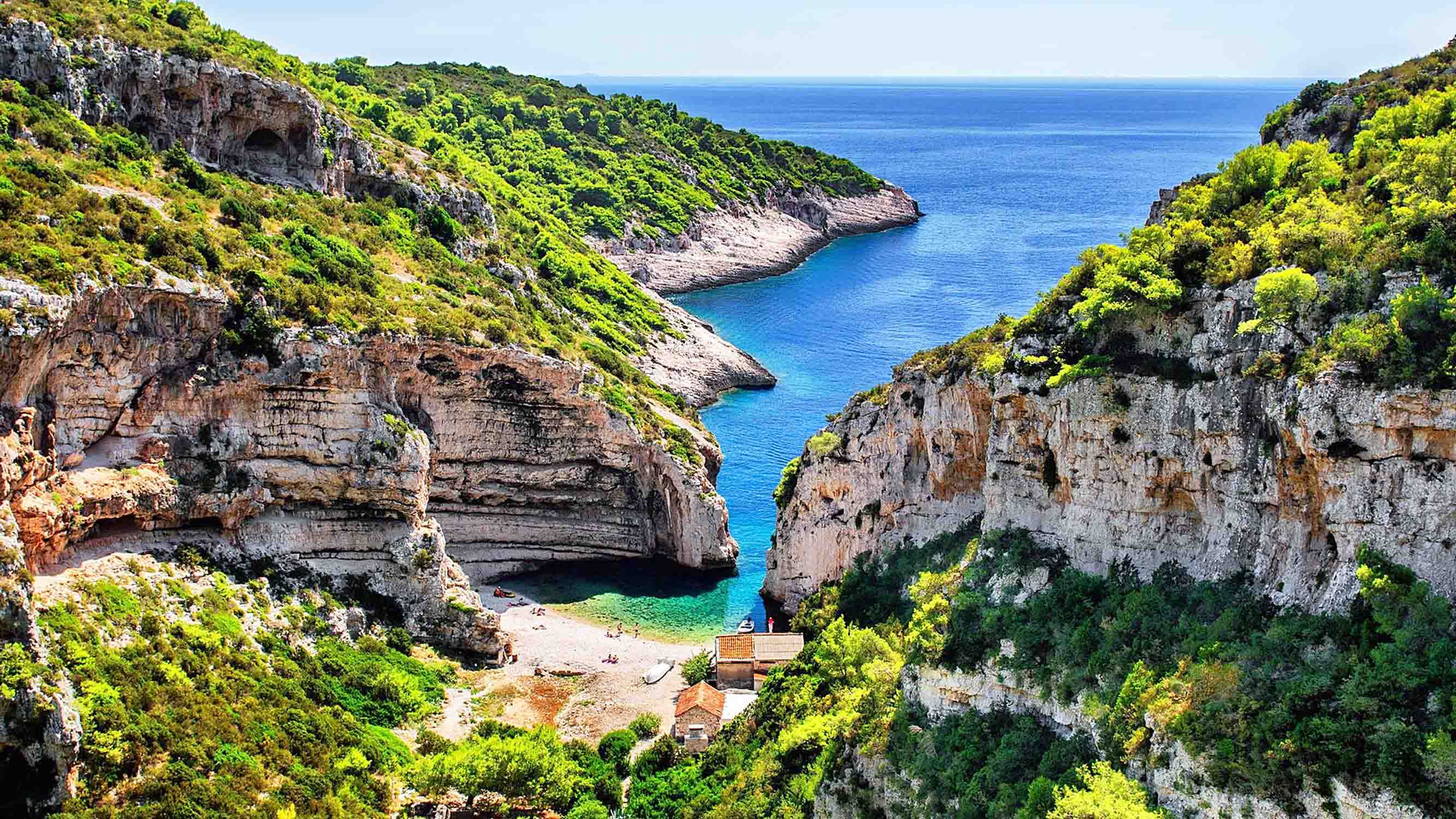 La Grotta azzurra si trova anche in Croazia, nella minuscola e spopolata isoletta di Bisevo/Busi, a 3,5 miglia dalla maggiore isola di Vis, della quale costituisce una delle più consistenti attrattive turistiche.