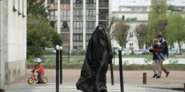 Due sotto il burqa