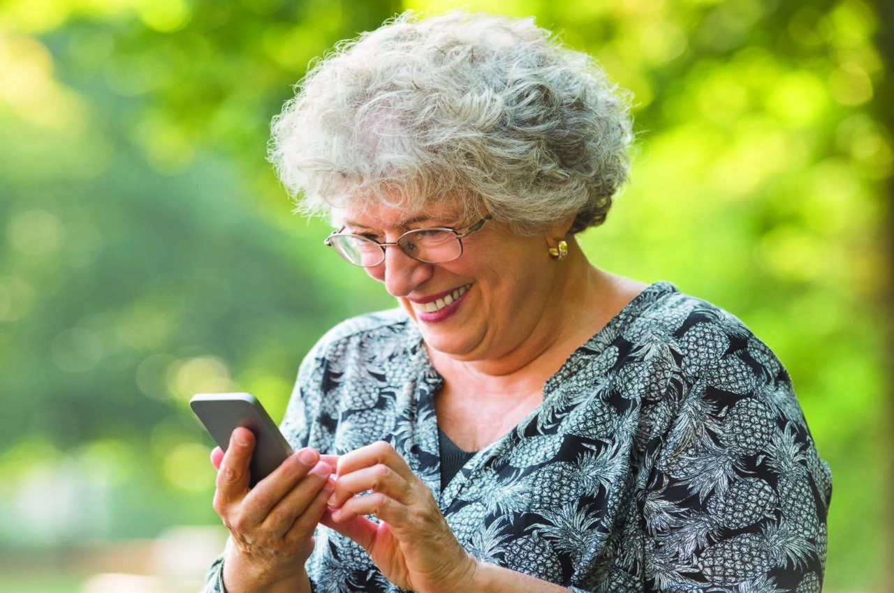 Опытный преподаватель. Бабушка со смартфоном. Бабушка с компьютером картинки. Старушка со смартфоном в маг.