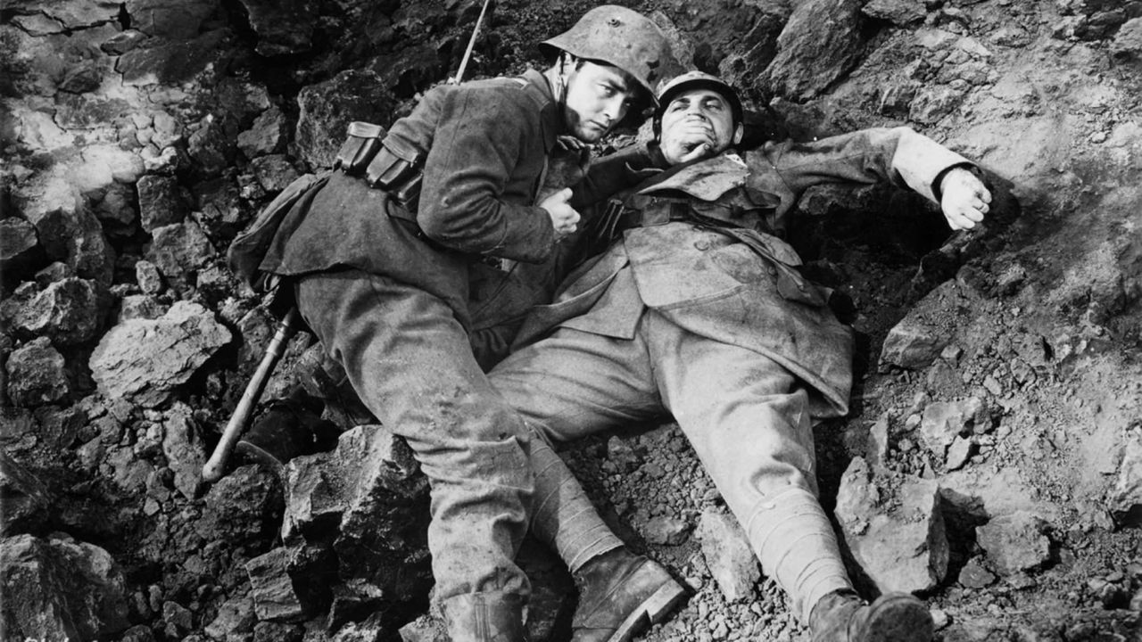 Il ferimento durate la Prima Guerra mondiale segnerà la vita di Erich Maria Remarque per sempre. Nel 1929 pubblica "Niente di nuovo sul fronte occidentale"