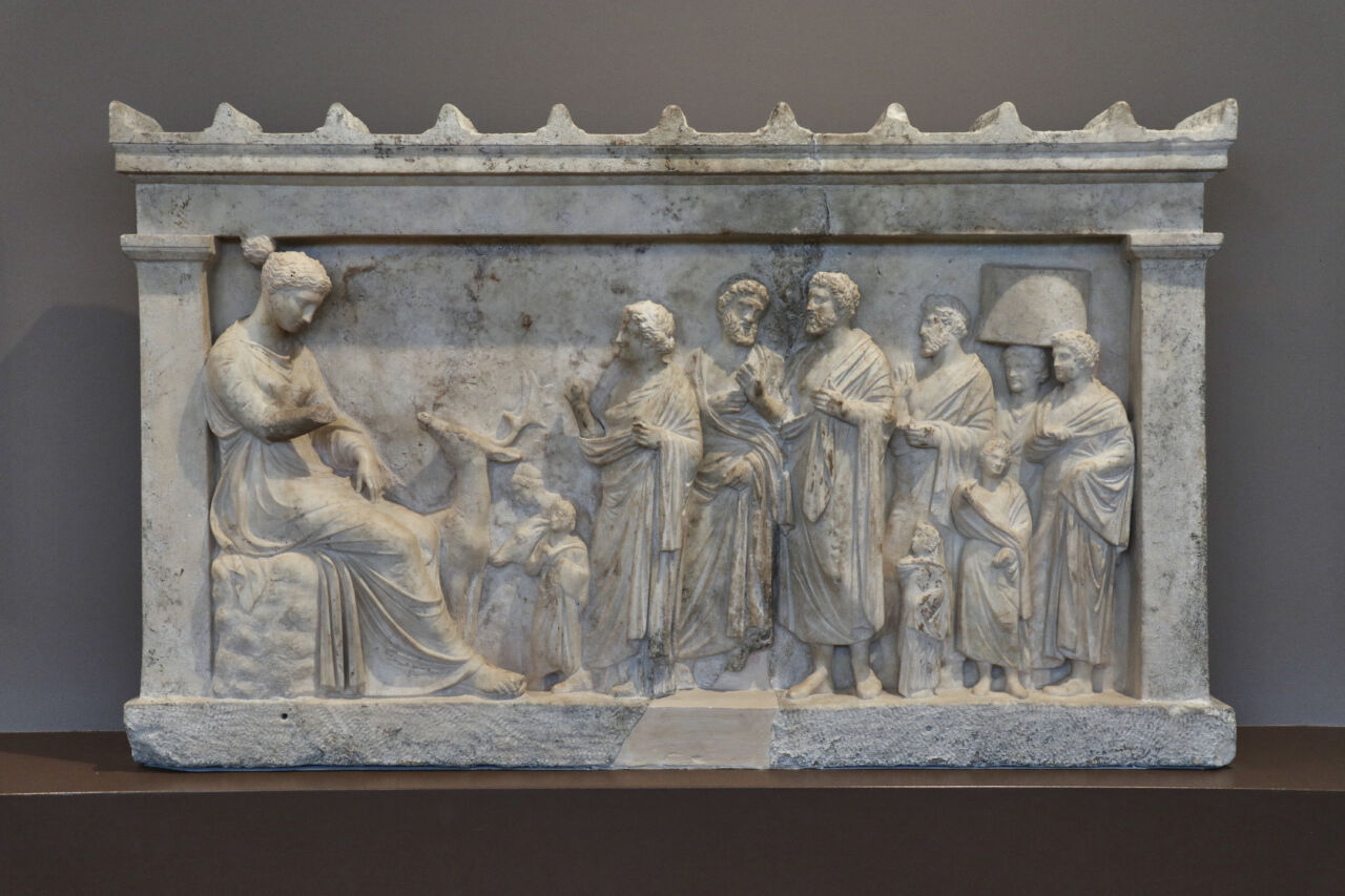 Rilievo votivo in marmo al Museo Archeologico di Brauron