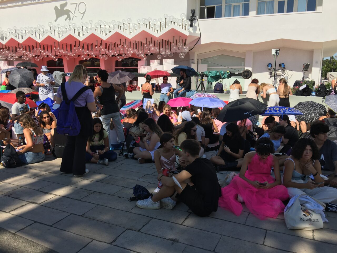 Venezia 2024, l'attesa dei giovani vicino al red carpet prima dell'arrivo delle star