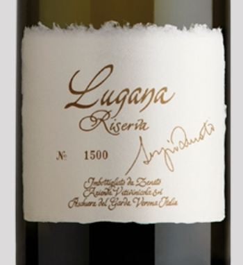 Il territorio del lago di Garda, con microclima mite e suolo ricco di minerali. Qui il vitigno autoctono del Lugana trova massima espressione